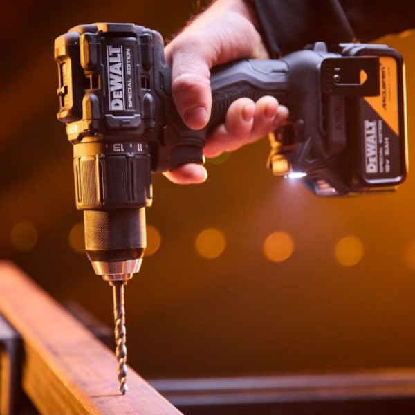 Фото - Дрель-шуруповерт DeWALT DCD86MP2T